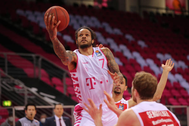 相伴随的是 相伴随的是