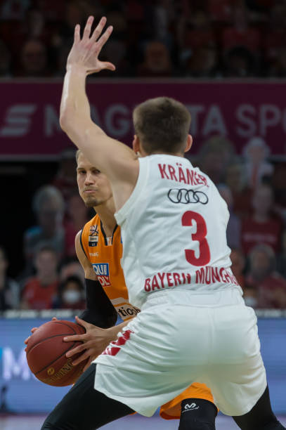 中超暴力行为！拜合拉木拳打对手腹部，主裁判观看VAR后将其罚下场.