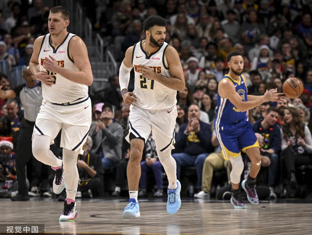 球迷中引发 球迷中引发